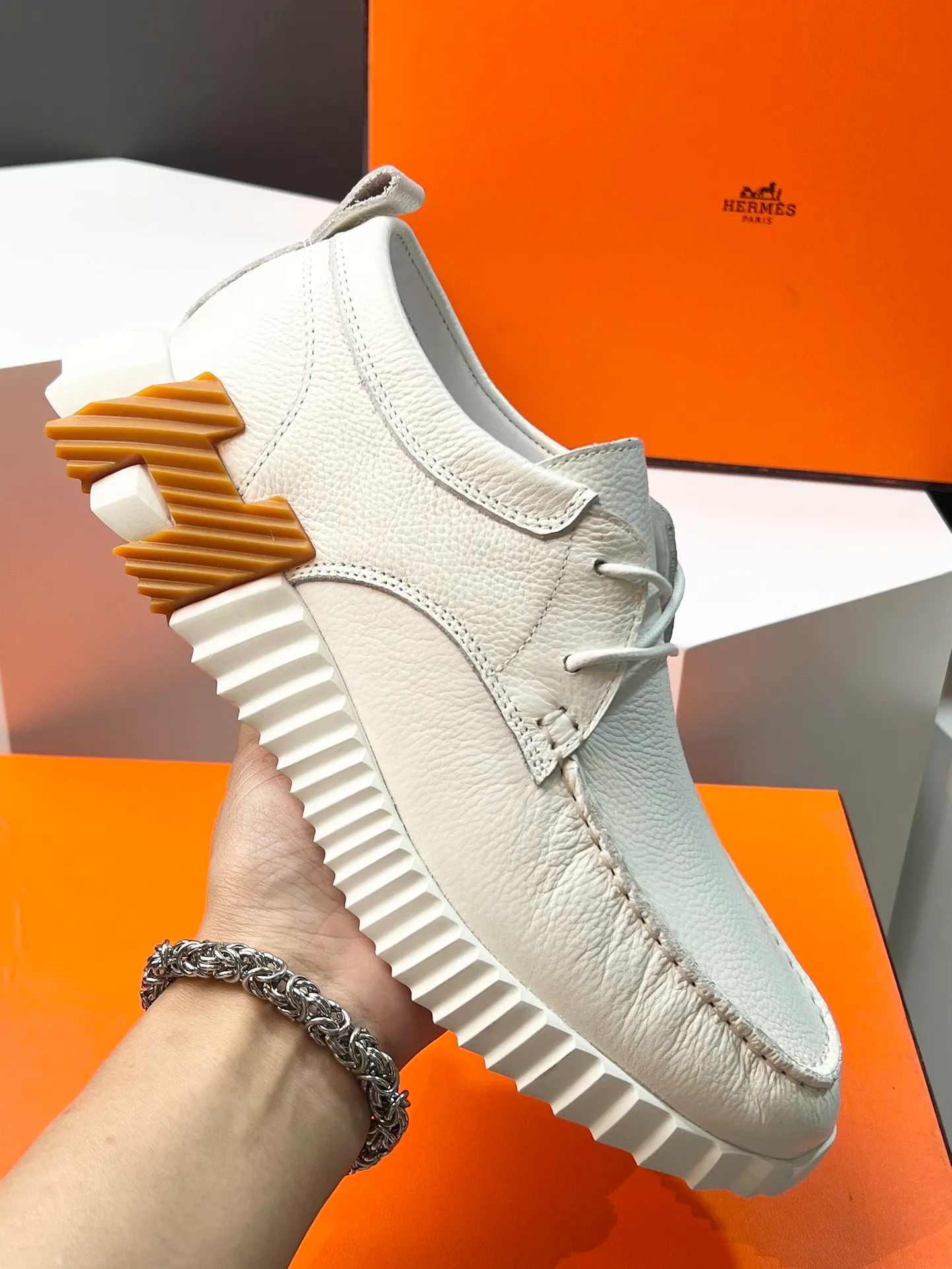 PP660【Hermes】fe new arrival~New Bouncing sneakers are the most comfortable shoes from Hermès. They are extremely light on the feet and look great. You won’t feel tired even when you go shopping and running around👍. They are light and comfortable. They are extremely light. They are perfect for both sports and leisure. They feel great when you step on them! It’s up to you to choose, there’s always what you want~ ✔️Fabric: Imported first-layer cowhide ✔️Inner lining: Imported water-dyed cowhide ✔️Outsole: Seamless combination of IP+TPU (multi-color letters) German technology irradiation machine ✔️Code number: Male 38-44 (45 customized)